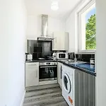 Large One Bedroom Apartments Southsea Sleeps 3 - Free Parking