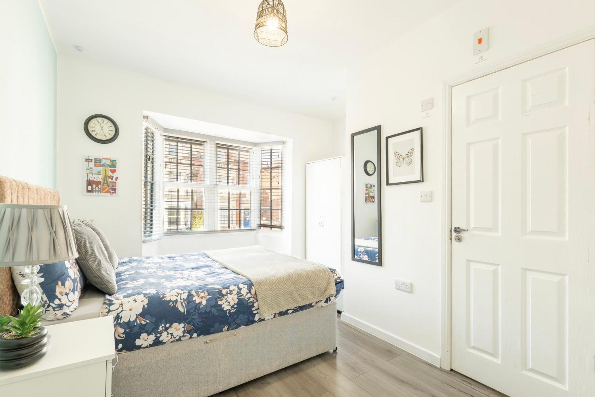 Large One Bedroom Southsea Sleeps 3 - Free Parking