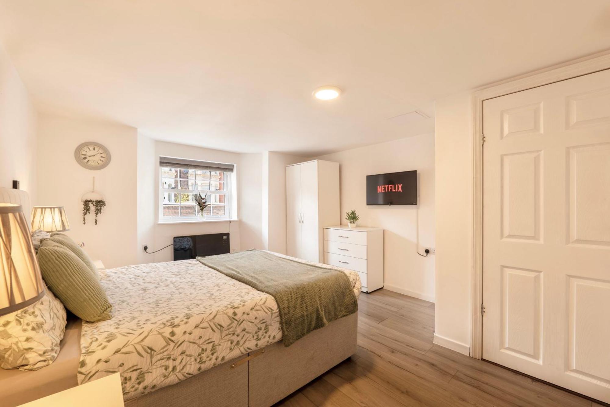 Large One Bedroom Southsea Sleeps 3 - Free Parking * Portsmouth