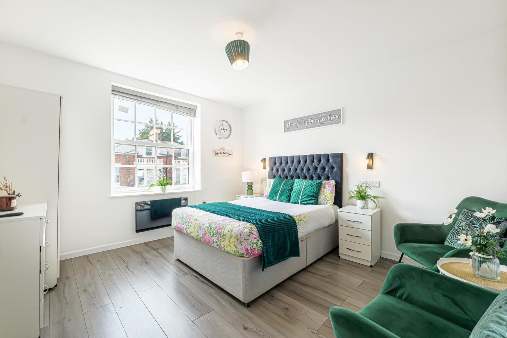 Large One Bedroom Southsea Sleeps 3 - Free Parking