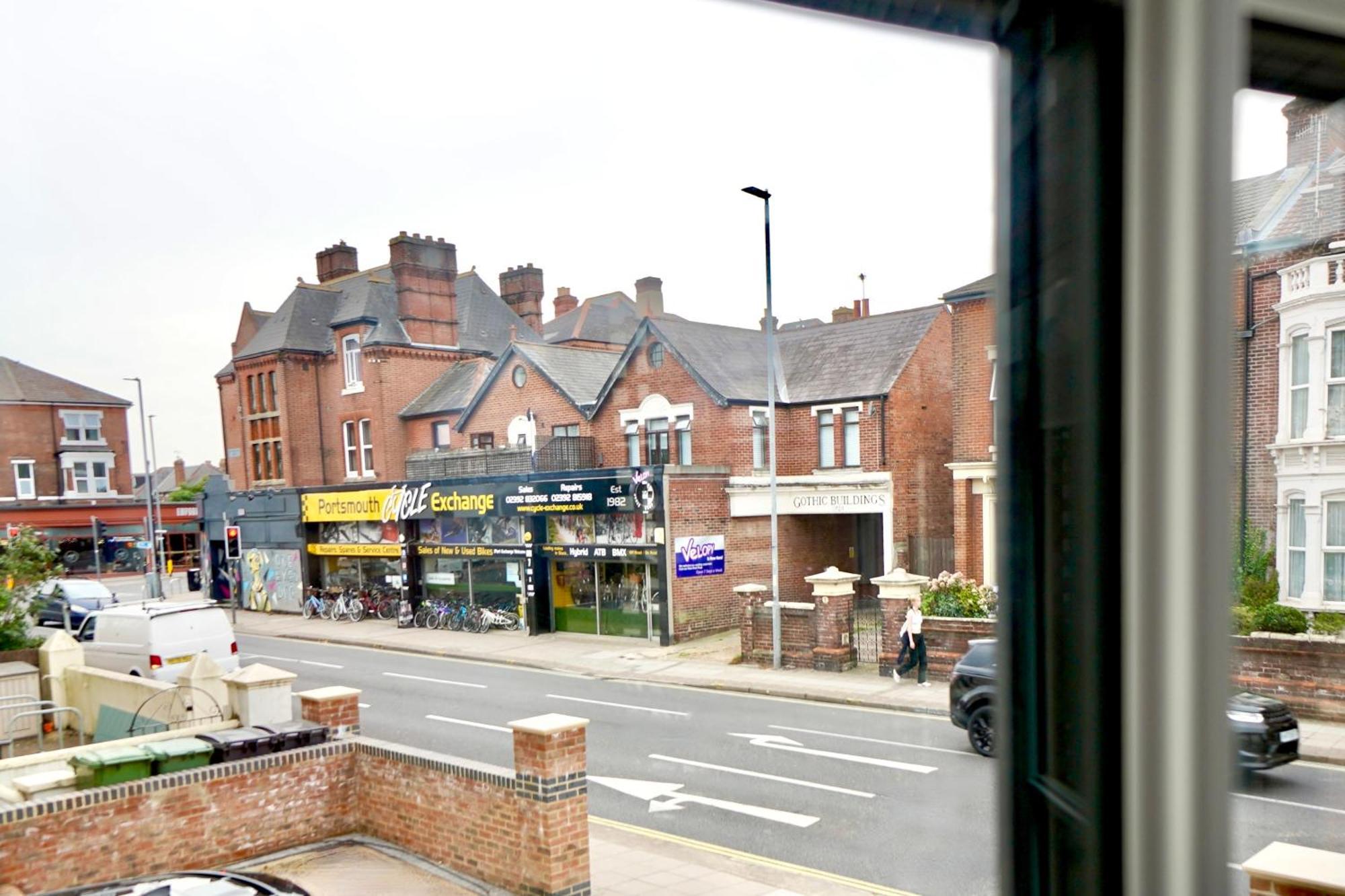 Large One Bedroom Southsea Sleeps 3 - Free Parking *