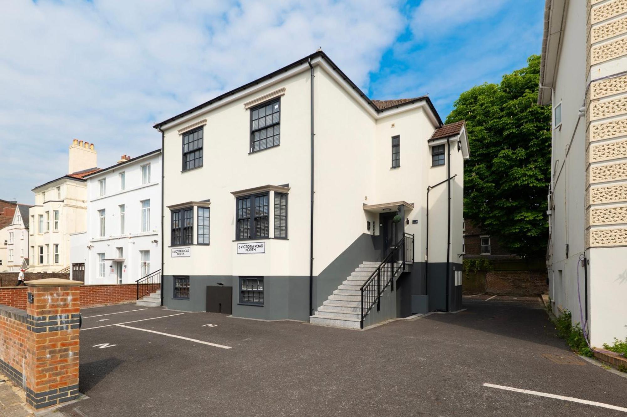 Large One Bedroom Southsea Sleeps 3 - Free Parking Appartement