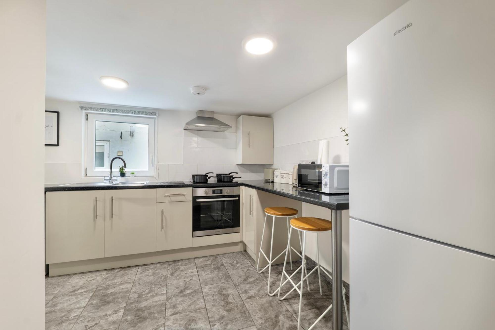 Large One Bedroom Southsea Sleeps 3 - Free Parking Appartement