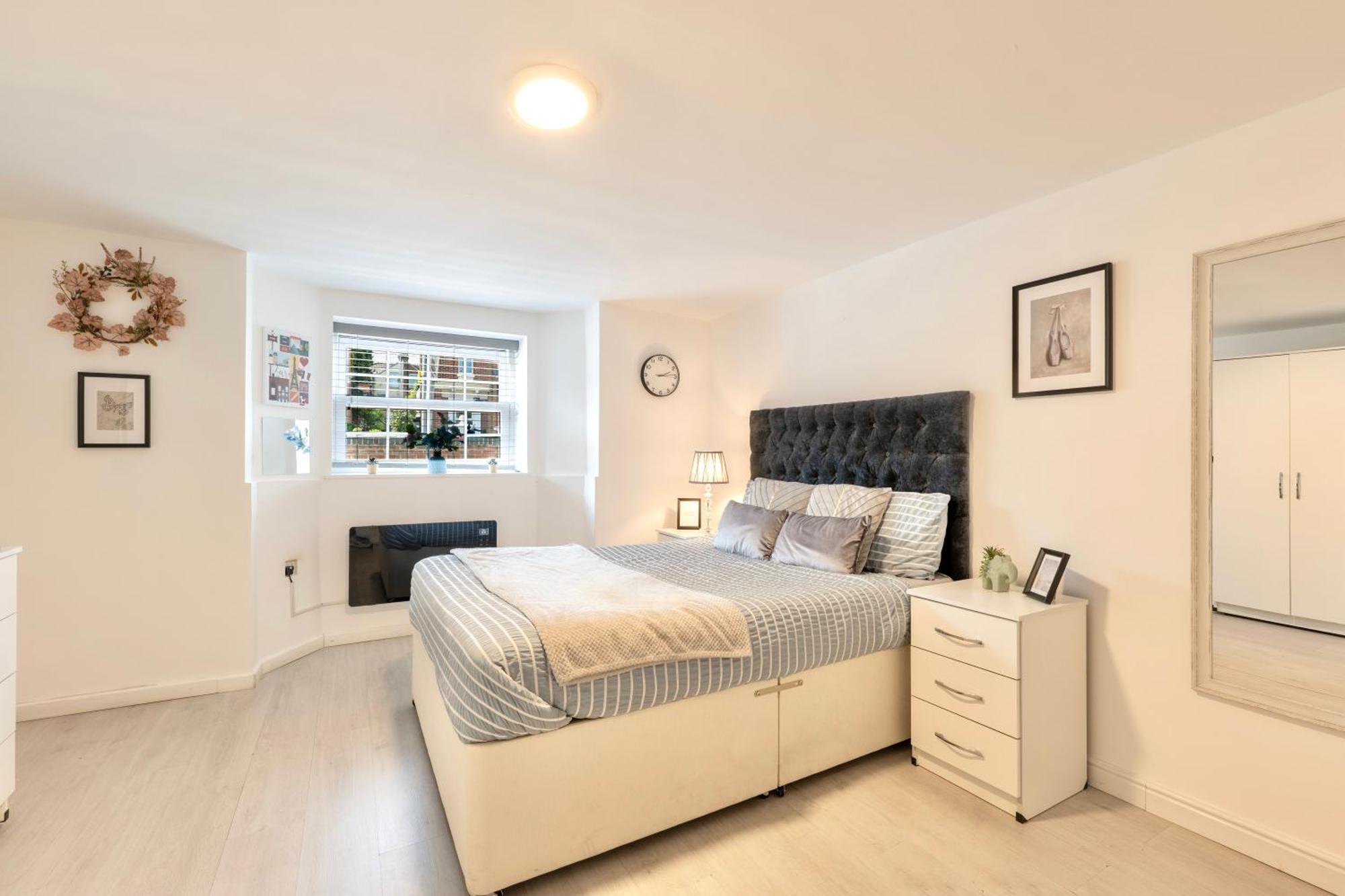 Large One Bedroom Southsea Sleeps 3 - Free Parking *