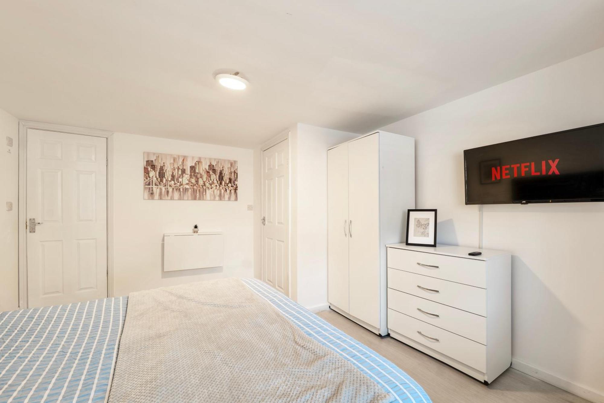 Large One Bedroom Southsea Sleeps 3 - Free Parking Appartement